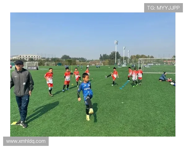 周六足球时光：在绿茵场上挥洒汗水与青春，享受拼搏与友谊的美好瞬间