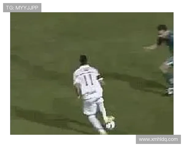 足球巨星童年趣味瞬间：那些年他们的搞笑表情和天真笑容